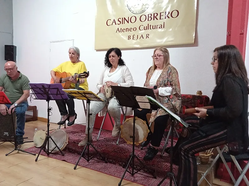 Foto 2 - La m&uacute;sica tradicional de Maelum cautiva al Casino Obrero de B&eacute;jar