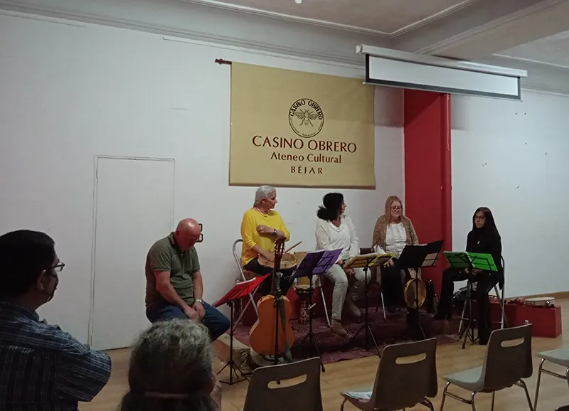 Foto 3 - La m&uacute;sica tradicional de Maelum cautiva al Casino Obrero de B&eacute;jar