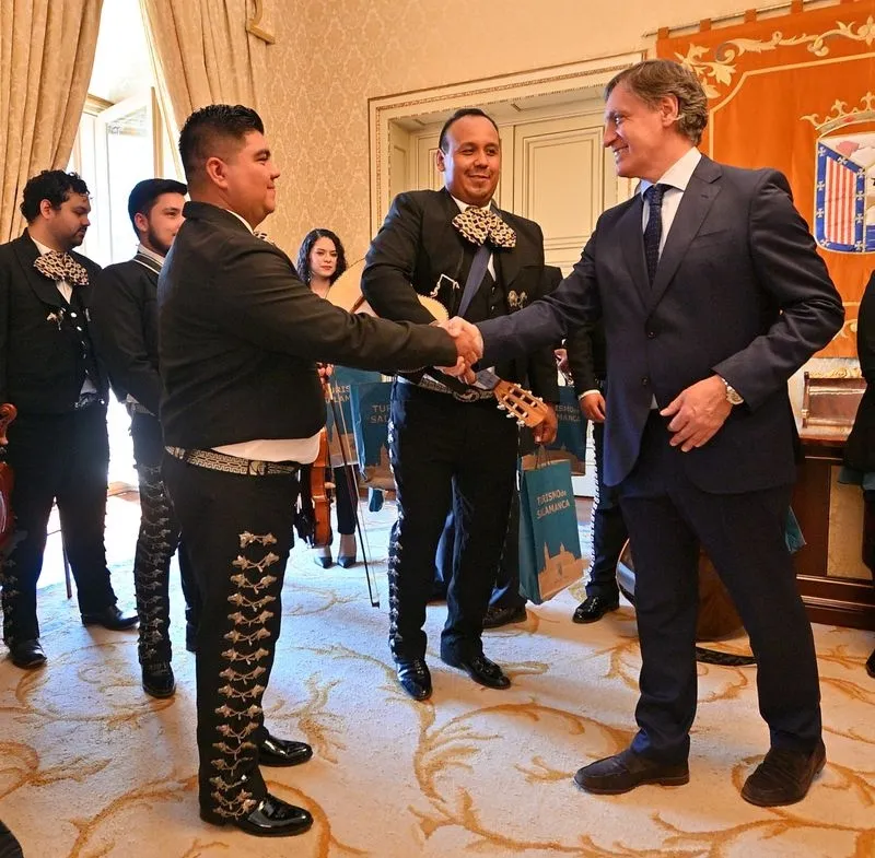 Recepción en el Ayuntamiento de Salamanca de la delegación de la Universidad de Nuevo León