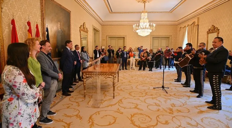 Recepción en el Ayuntamiento de Salamanca de la delegación de la Universidad de Nuevo León