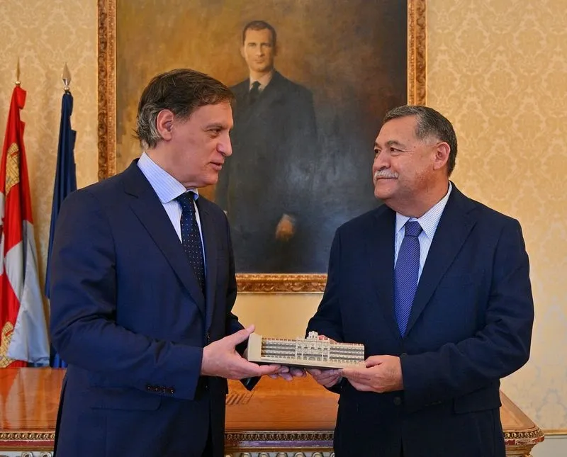 Recepción en el Ayuntamiento de Salamanca de la delegación de la Universidad de Nuevo León