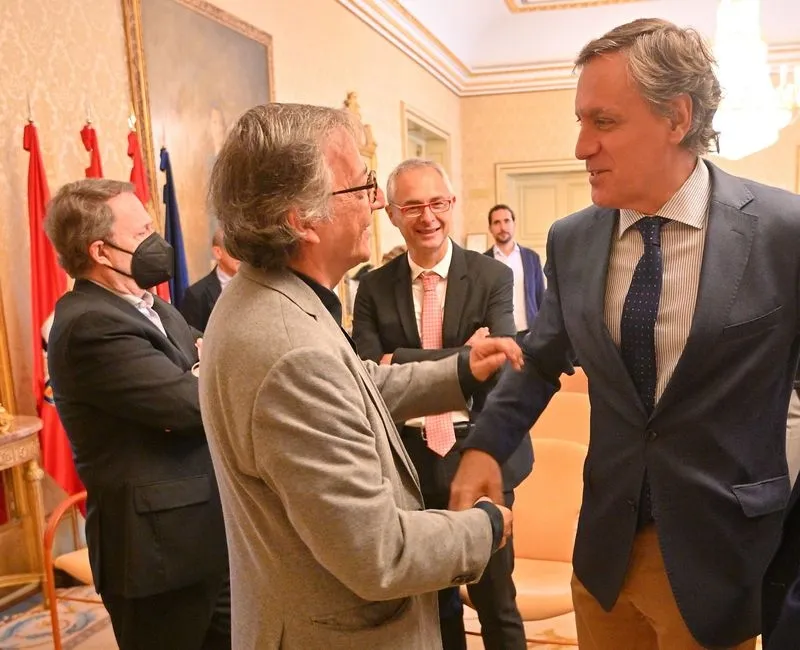Presentación en el Ayuntamiento del Cuaderno “Mientras dure la guerra”, realizado por Miguel Elías durante el rodaje de la película de Alejandro Amenábar, que tuvo lugar en nuestra ciudad en 2018