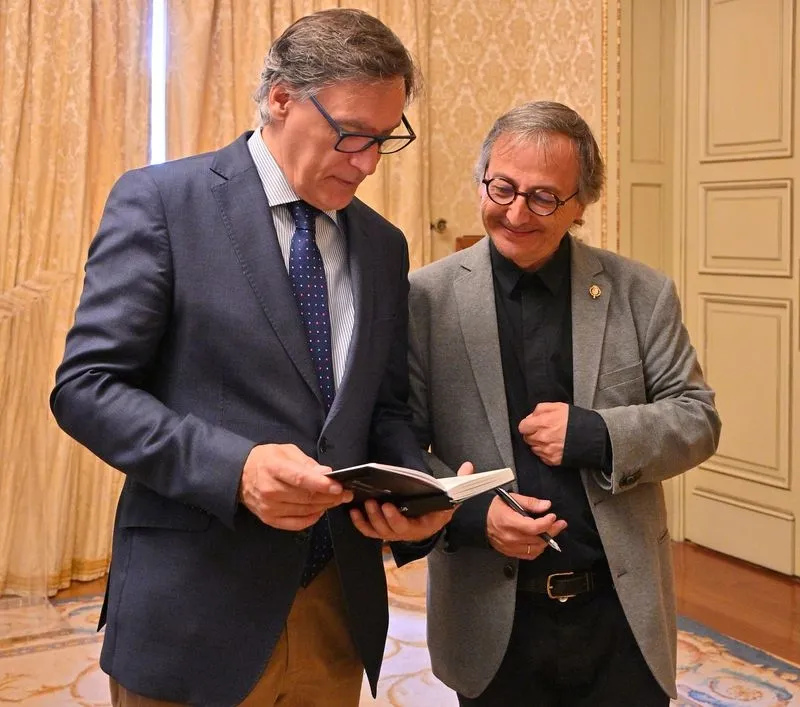Presentación en el Ayuntamiento del Cuaderno “Mientras dure la guerra”, realizado por Miguel Elías durante el rodaje de la película de Alejandro Amenábar, que tuvo lugar en nuestra ciudad en 2018