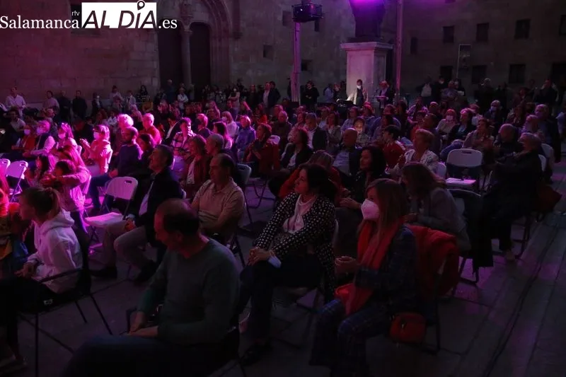 Concierto del grupo Vinilo para iluminar en azul europeo la fachada rica de la Universidad