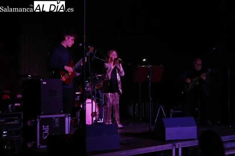 Concierto del grupo Vinilo para iluminar en azul europeo la fachada rica de la Universidad