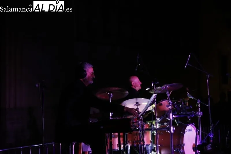 Concierto del grupo Vinilo para iluminar en azul europeo la fachada rica de la Universidad