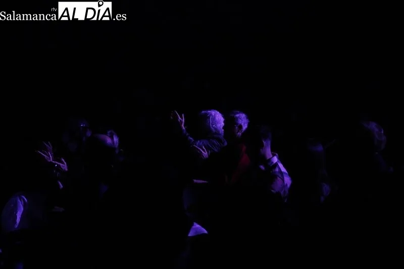Concierto del grupo Vinilo para iluminar en azul europeo la fachada rica de la Universidad