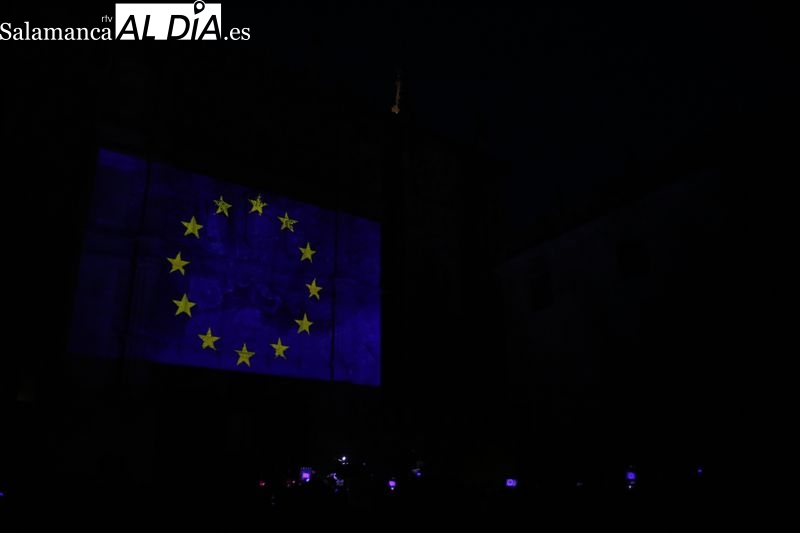 Concierto del grupo Vinilo para iluminar en azul europeo la fachada rica de la Universidad
