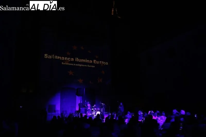 Concierto del grupo Vinilo para iluminar en azul europeo la fachada rica de la Universidad