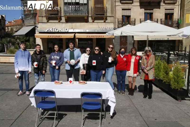 La diputada provincial, Eva Picado, entrega el donativo de la Diputación a Cruz Roja - David Sañudo