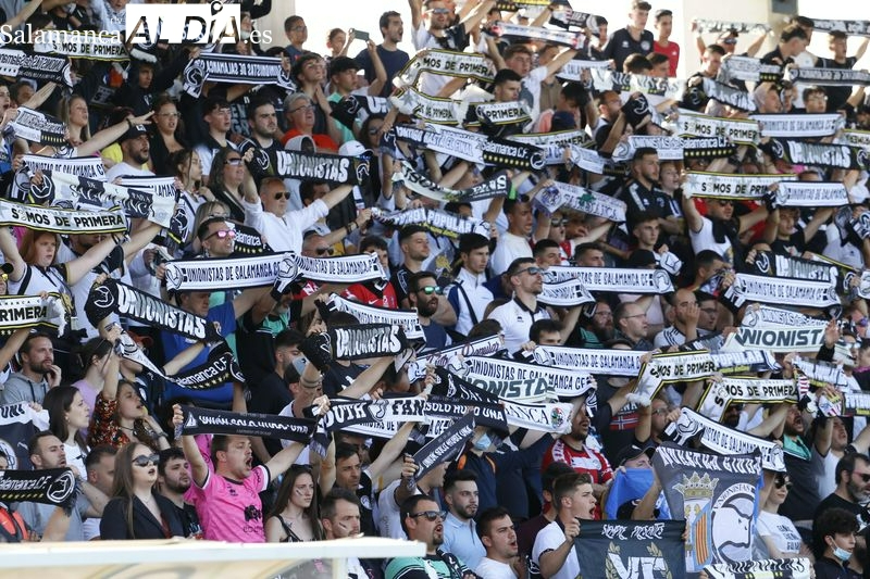 Aficionados de Unionistas animan a su equipo frente al Ferrol / David Sañudo
