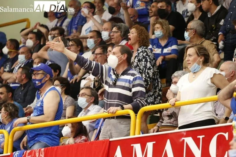 Galería de público del primer punto de la final entre el Avenida y el Valencia / Fotos: David Sañudo