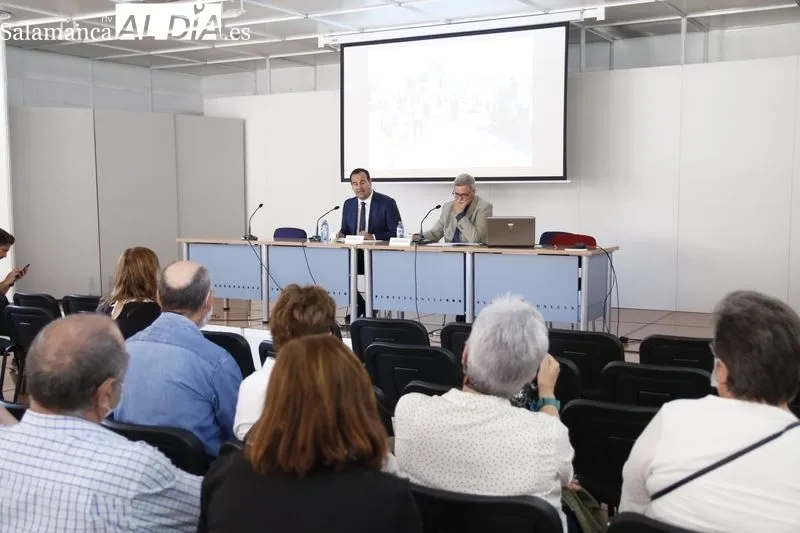 Presentación en la Feria del Libro de 'Salamanca. Patrimonio Inmaterial', de Juan Francisco Blanco. Foto de David Sañudo