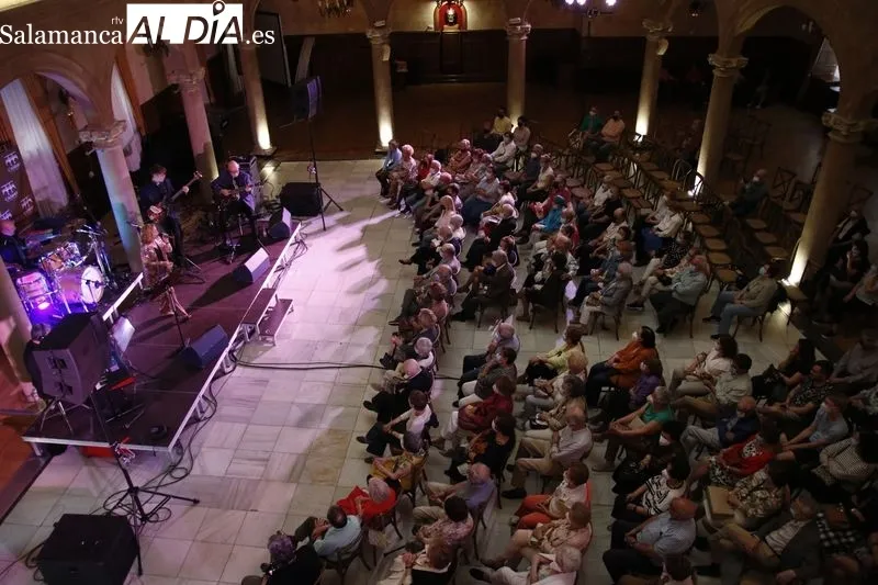 Concierto del grupo musical Vinilo en el Casino de Salamanca