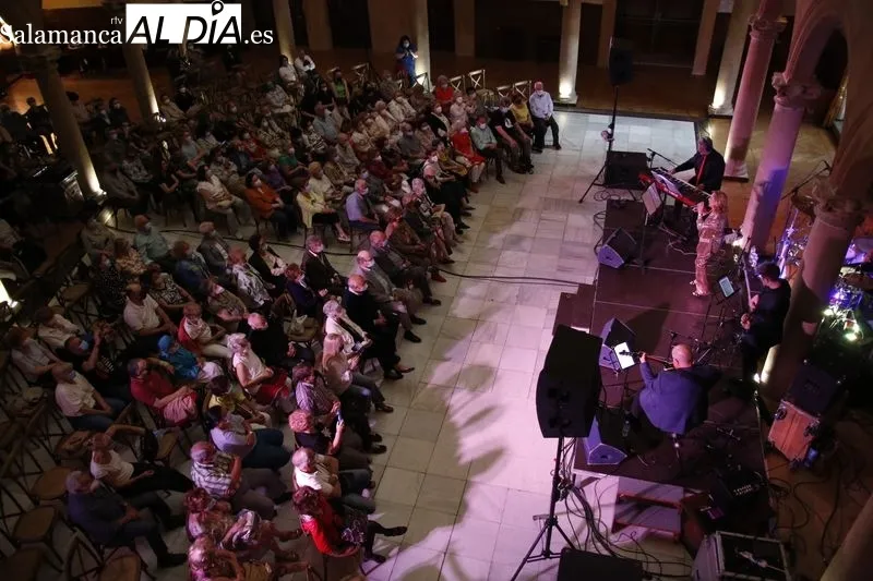 Concierto del grupo musical Vinilo en el Casino de Salamanca
