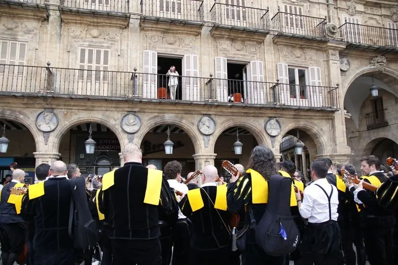 Pasacalles de la Tuna de Medicina de Salamanca que celebra su XXX aniversario 