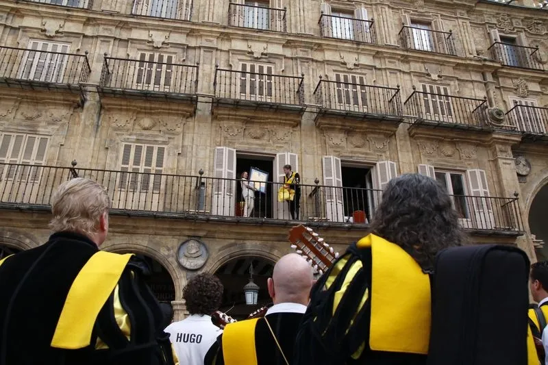 Pasacalles de la Tuna de Medicina de Salamanca que celebra su XXX aniversario 