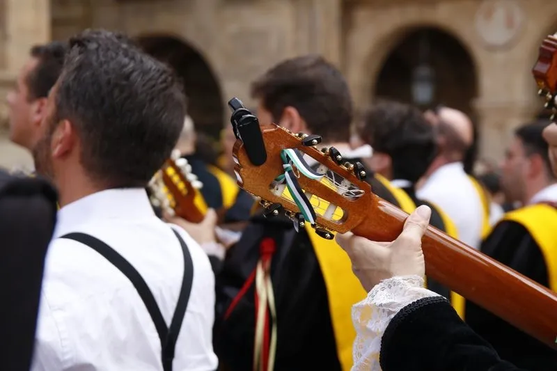 Pasacalles de la Tuna de Medicina de Salamanca que celebra su XXX aniversario 