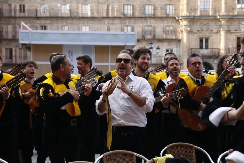 Pasacalles de la Tuna de Medicina de Salamanca que celebra su XXX aniversario 