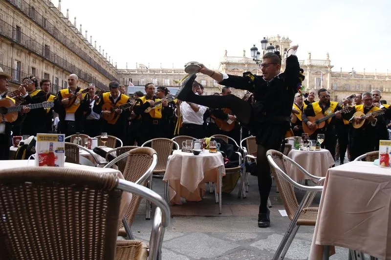 Pasacalles de la Tuna de Medicina de Salamanca que celebra su XXX aniversario 