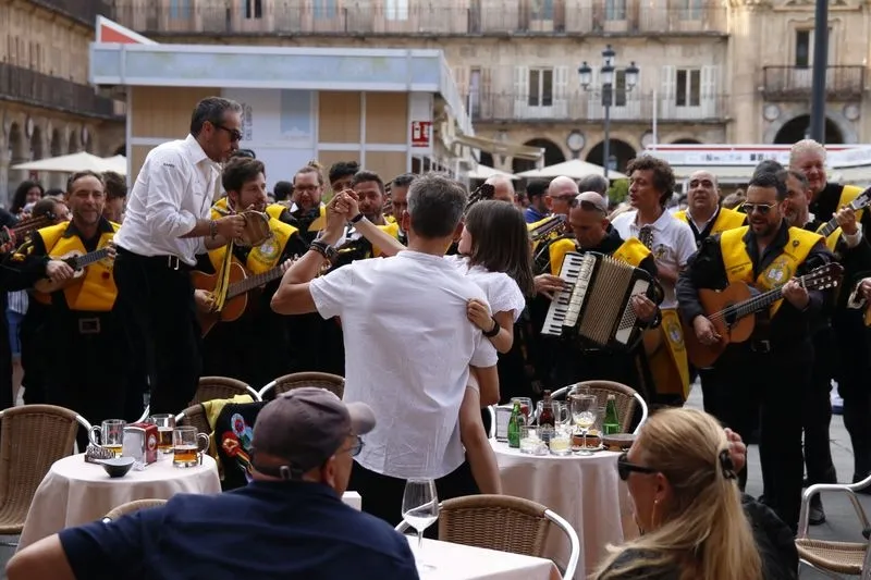 Pasacalles de la Tuna de Medicina de Salamanca que celebra su XXX aniversario 