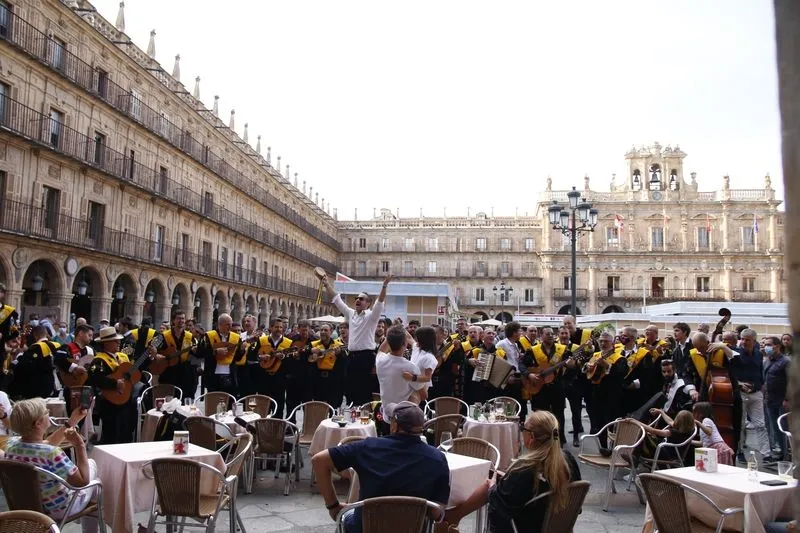 Pasacalles de la Tuna de Medicina de Salamanca que celebra su XXX aniversario 