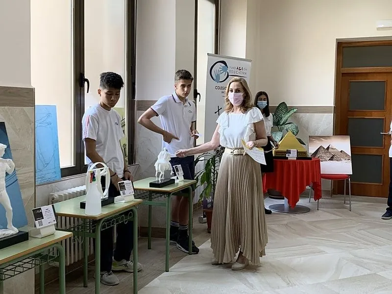 Exposición 'Asómbrate en 3D', en el Colegio Esclavas de Salamanca