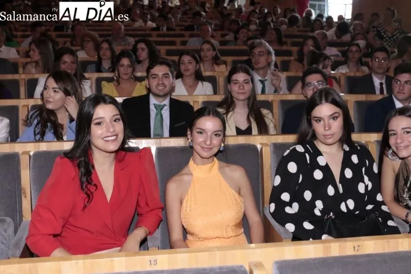 Foto 11 - Los estudiantes de Derecho de la USAL celebran su graduaci&oacute;n por todo lo alto