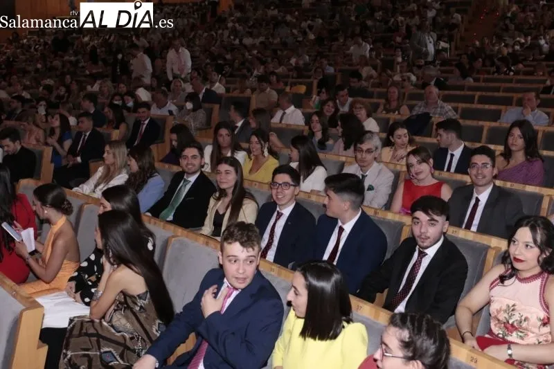 Foto 10 - Los estudiantes de Derecho de la USAL celebran su graduaci&oacute;n por todo lo alto