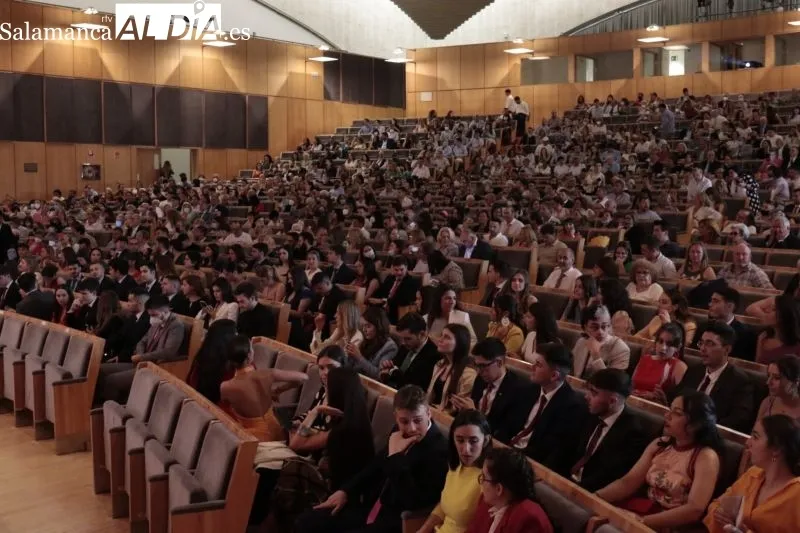 Foto 9 - Los estudiantes de Derecho de la USAL celebran su graduaci&oacute;n por todo lo alto
