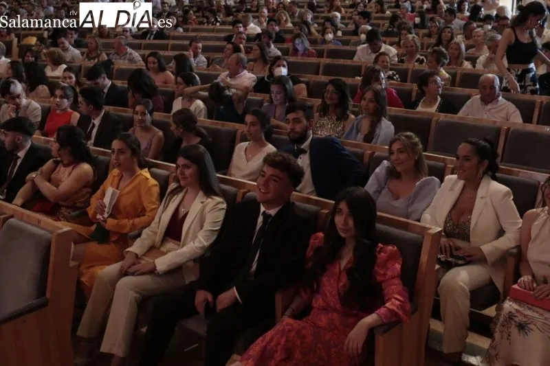 Foto 8 - Los estudiantes de Derecho de la USAL celebran su graduaci&oacute;n por todo lo alto