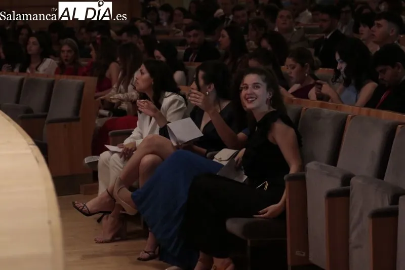 Foto 7 - Los estudiantes de Derecho de la USAL celebran su graduaci&oacute;n por todo lo alto