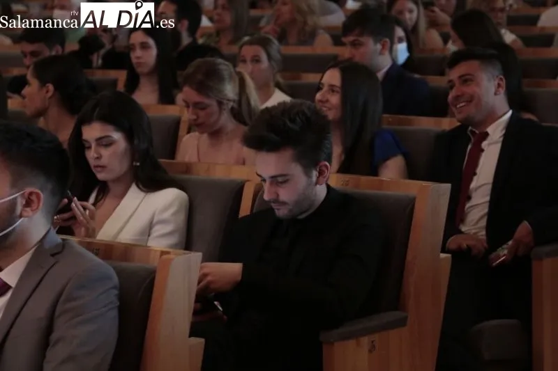 Foto 6 - Los estudiantes de Derecho de la USAL celebran su graduaci&oacute;n por todo lo alto