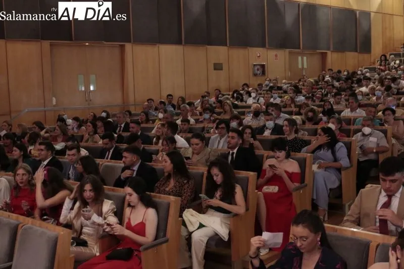 Foto 4 - Los estudiantes de Derecho de la USAL celebran su graduaci&oacute;n por todo lo alto