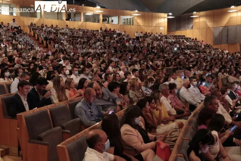 Foto 3 - Los estudiantes de Derecho de la USAL celebran su graduaci&oacute;n por todo lo alto