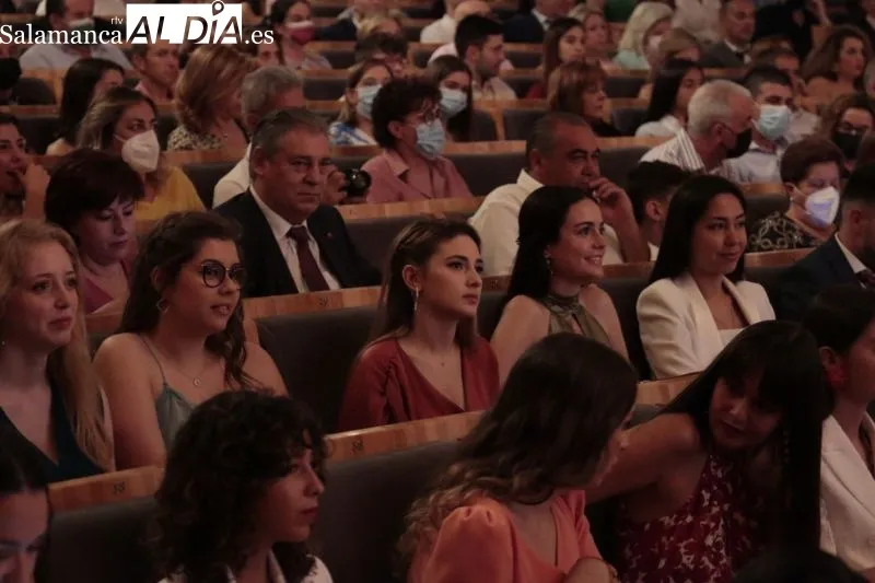 Foto 2 - Los estudiantes de Derecho de la USAL celebran su graduaci&oacute;n por todo lo alto