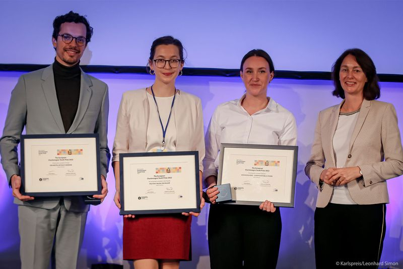 Los ganadores del Premio Europeo Carlomagno de la Juventud 2022 junto con la vicepresidenta del PE Katarina Barley