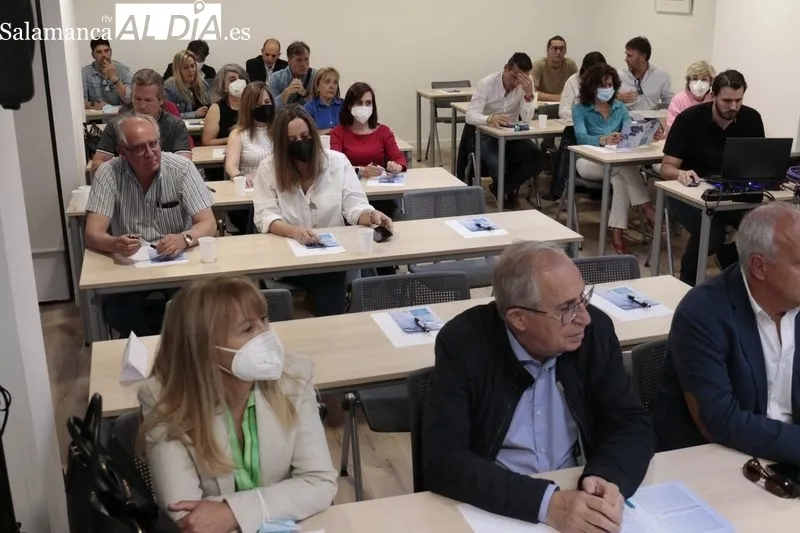 Mesa redonda en la sede de ANPE Salamanca