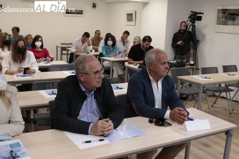 Mesa redonda en la sede de ANPE Salamanca