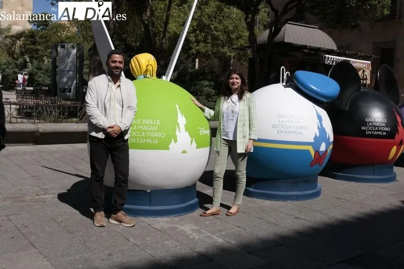 La concejala de Medio Ambiente del Ayuntamiento de Salamanca, Miryam Rodríguez, y el gerente regional de Ecovidrio, José Carlos Agustina, en la presentación de la campaña ‘Que brille la magia, recicla vidrio en familia’. Foto de David Sañudo