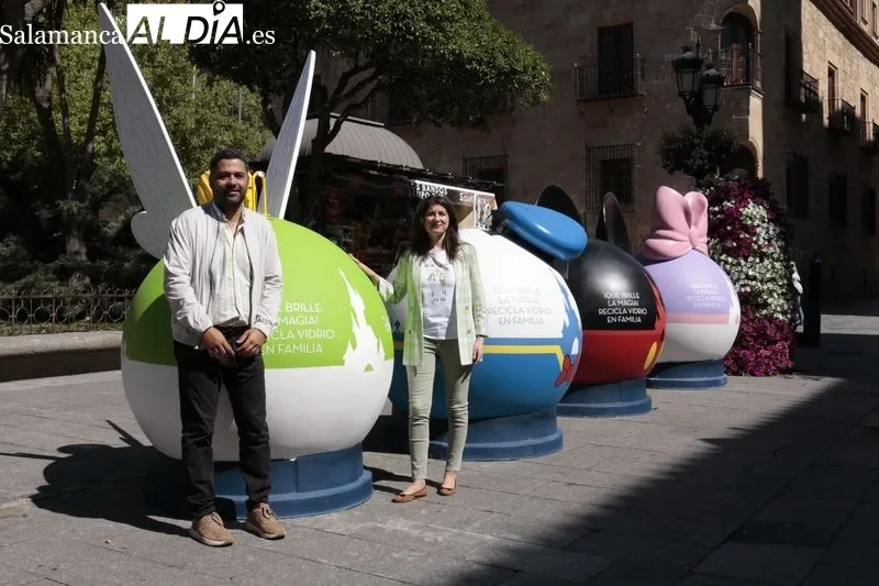 La concejala de Medio Ambiente del Ayuntamiento de Salamanca, Miryam Rodríguez, y el gerente regional de Ecovidrio, José Carlos Agustina, en la presentación de la campaña ‘Que brille la magia, recicla vidrio en familia’. Foto de David Sañudo