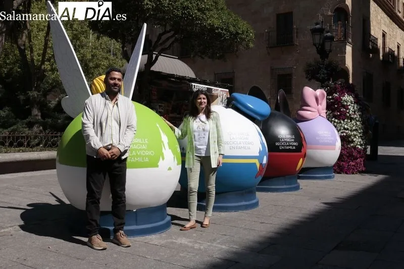 La concejala de Medio Ambiente del Ayuntamiento de Salamanca, Miryam Rodríguez, y el gerente regional de Ecovidrio, José Carlos Agustina, en la presentación de la campaña ‘Que brille la magia, recicla vidrio en familia’. Foto de David Sañudo