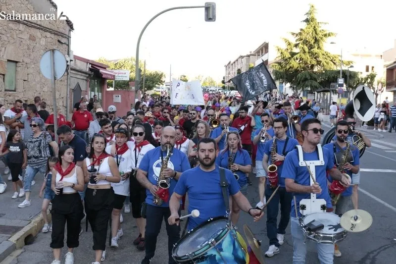 El pasacalles de las peñas y el pregón, protagonistas este viernes en las fiestas de Villamayor