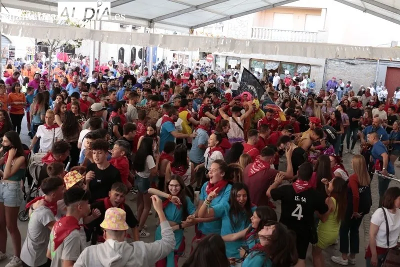 El pasacalles de las peñas y el pregón, protagonistas este viernes en las fiestas de Villamayor