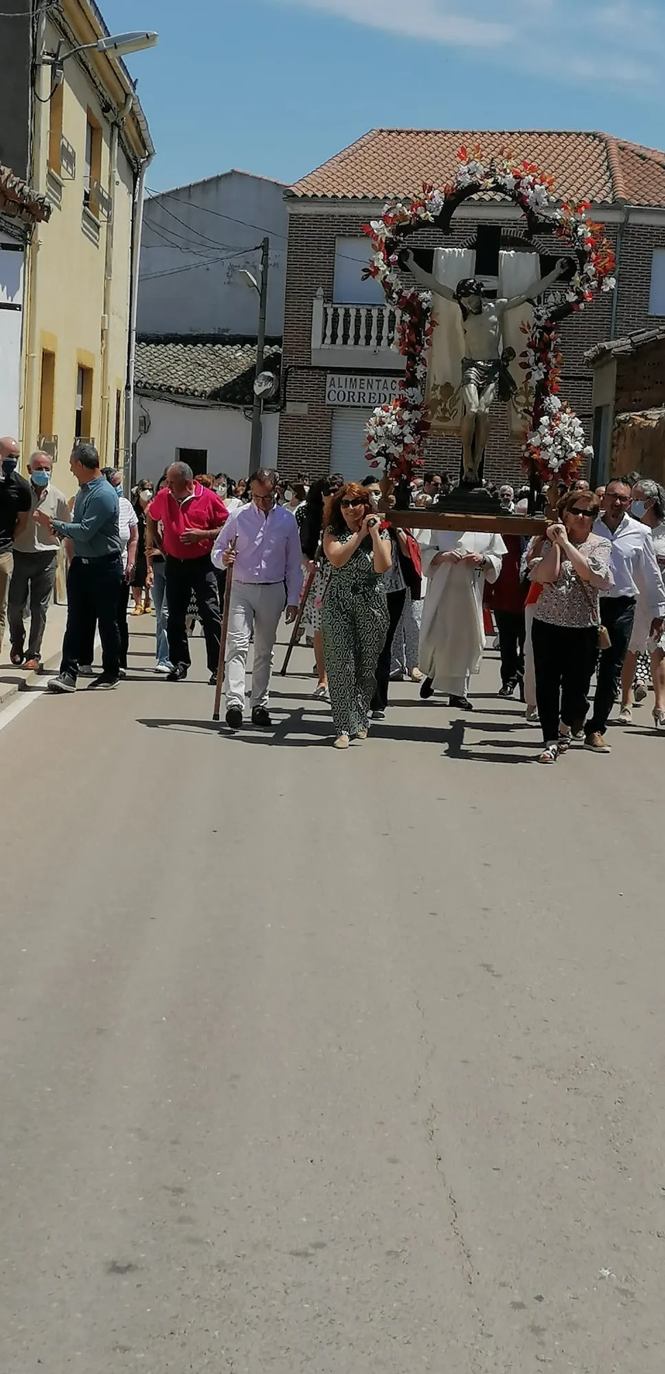 Foto 6 - El Sant&iacute;simo Cristo de la Esperanza vuelve a las calles de Villoruela junto a multitud de fieles