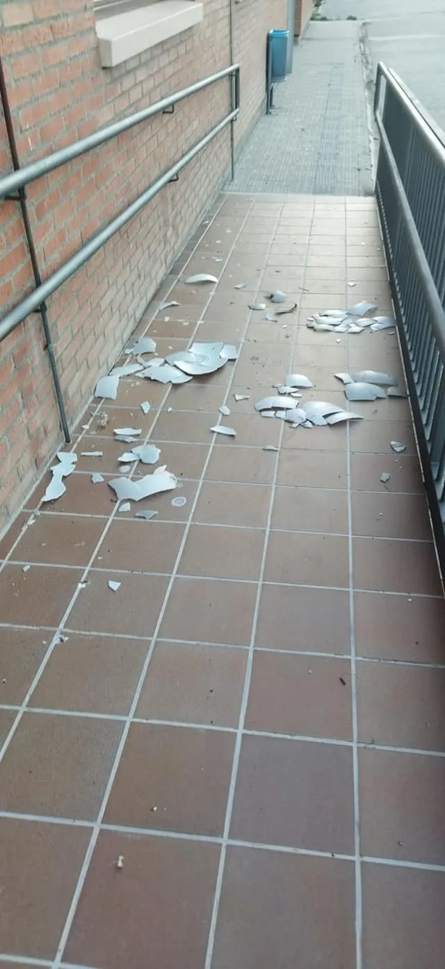 Imágenes de algunos de los actos vandálicos sufridos en Villoria. Redes