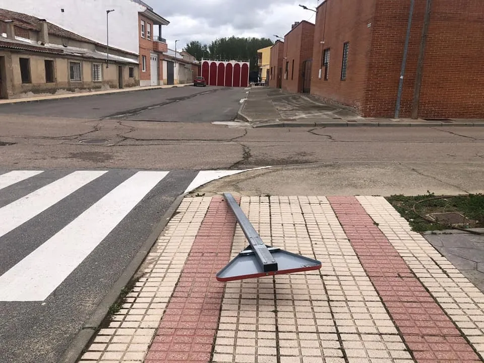 Imágenes de algunos de los actos vandálicos sufridos en Villoria. Redes