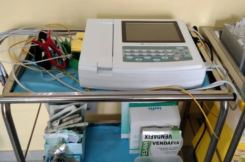 Foto 2 - El Ayuntamiento de Los Santos dona un electrocardi&oacute;grafo al centro de salud