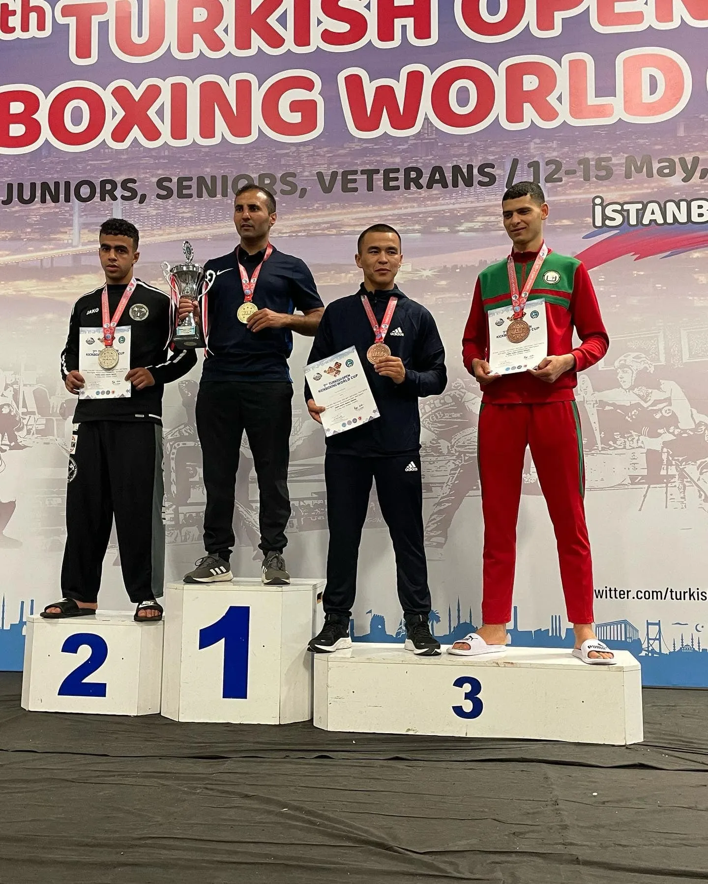 Los kickboxers posan durante la competición 
