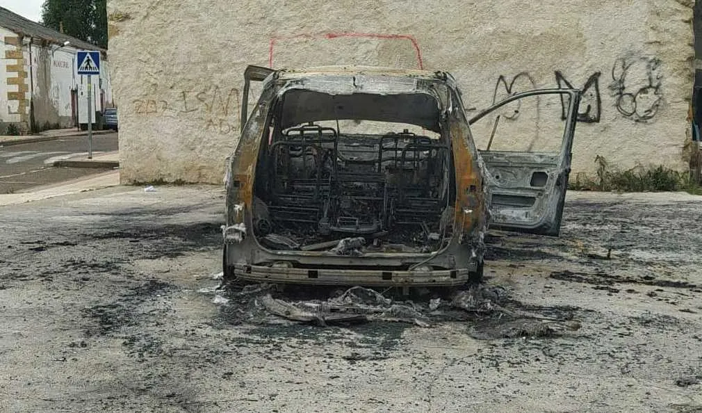 Foto 2 - Un veh&iacute;culo resulta totalmente calcinado en el Arrabal del Puente